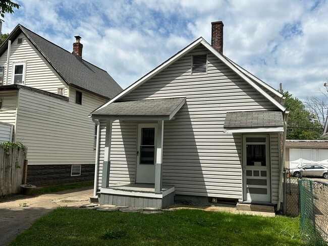 Building Photo - ** AVAILABLE OCTOBER 2025 *** Old Brooklyn...