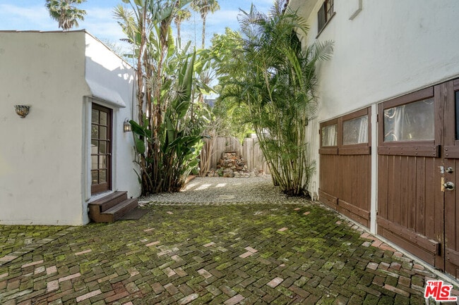 Building Photo - 449 N Sweetzer Ave