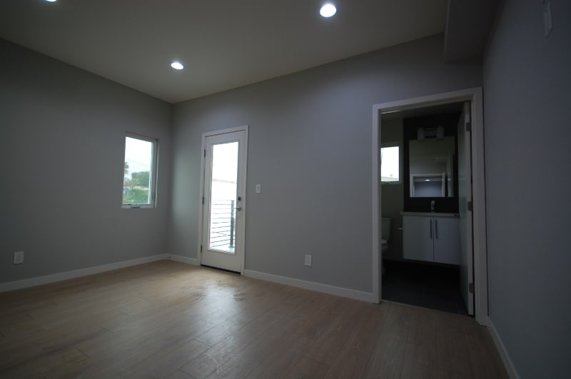 Building Photo - 648 N Serrano Ave