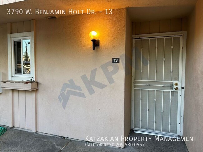 Building Photo - Downstairs Lakefront 2-Bedroom 2-Bath Nort...