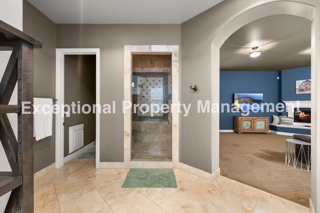Building Photo - Amazing Executive Estate!