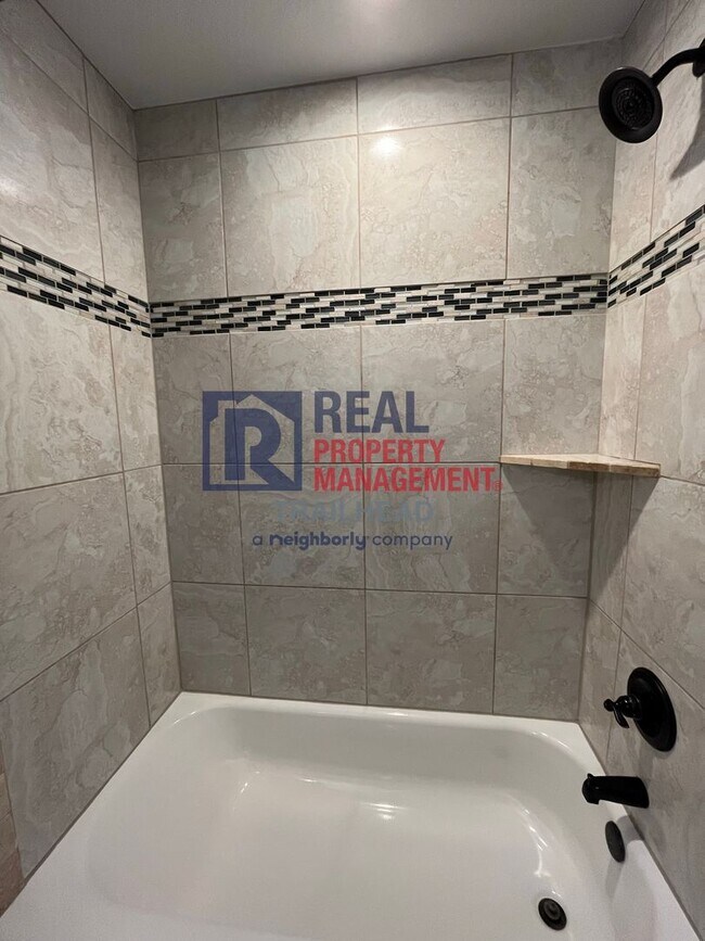 Building Photo - Amazing 3 Bed 2 Bath Home in Gated Lakesid...