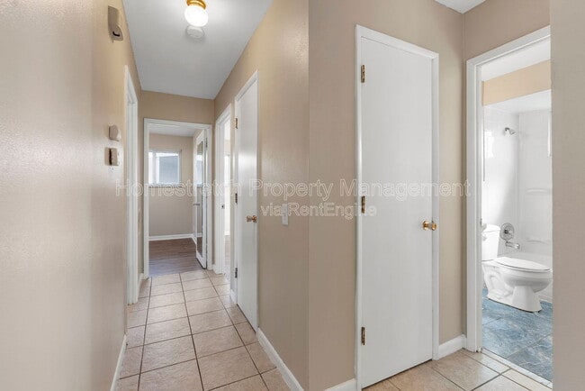 Building Photo - 560 Falcon Dr