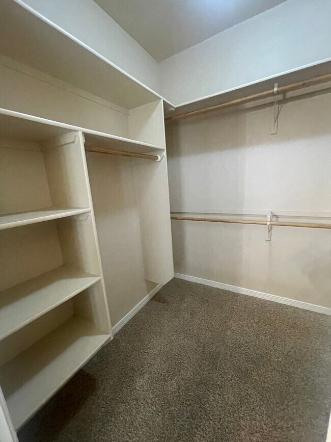 Building Photo - Gorgeous 4 bedroom/3 bathroom home located...