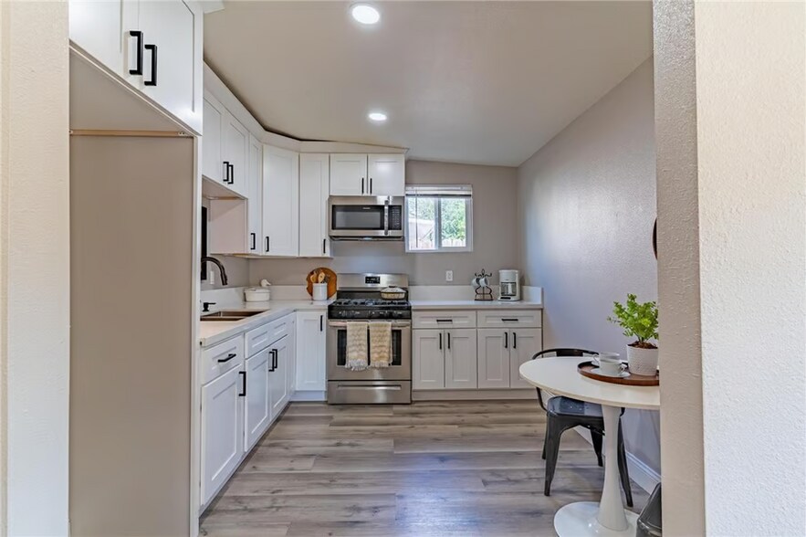 Kitchen - 1649 Crestview Ave