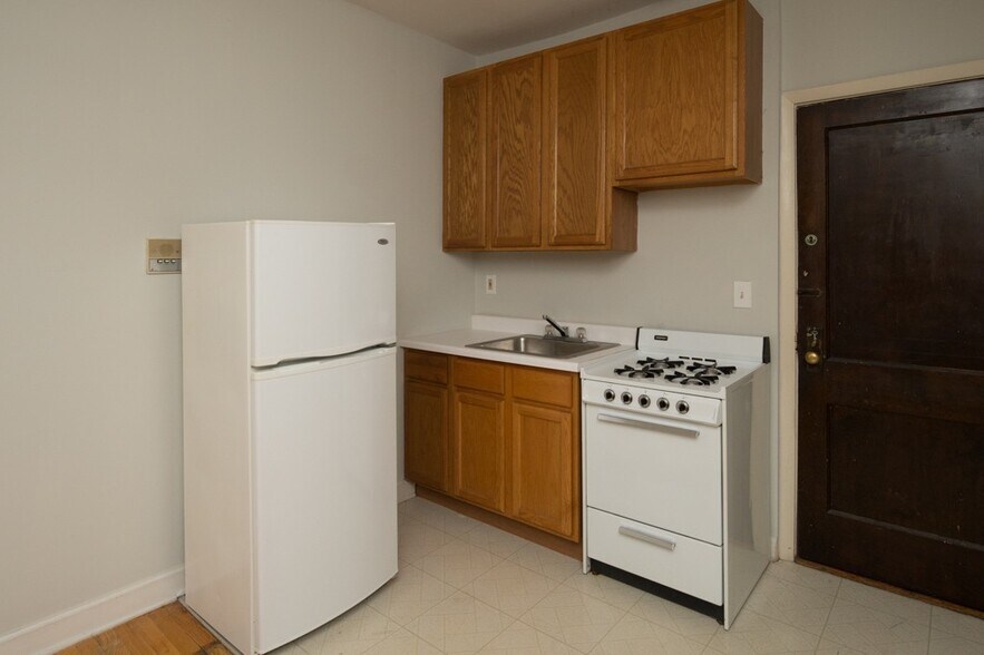 Building Photo - 1034 W George St
