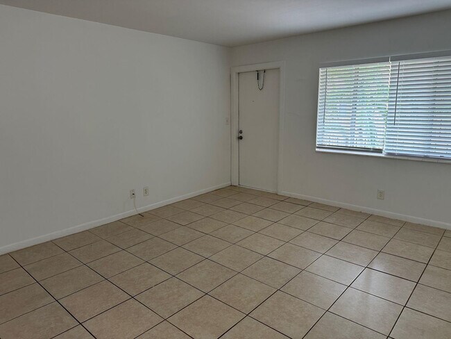 Building Photo - 515 S Sequoia Dr