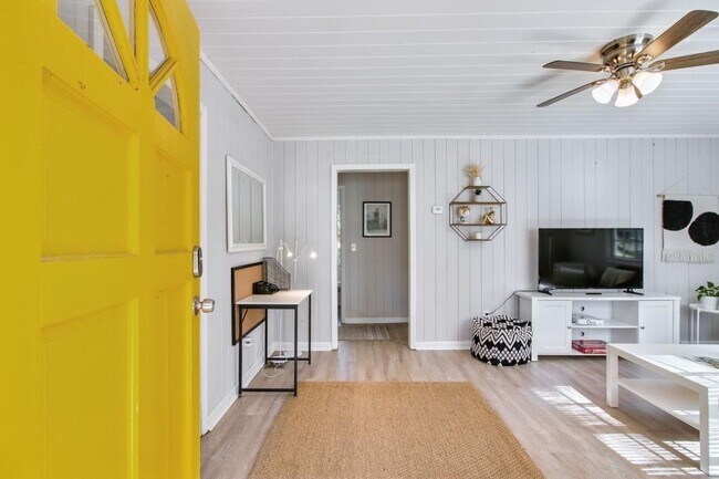 Building Photo - 250 Lake Dr