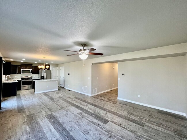 Building Photo - Beautiful 3 Bedroom Home in Lorson Ranch!