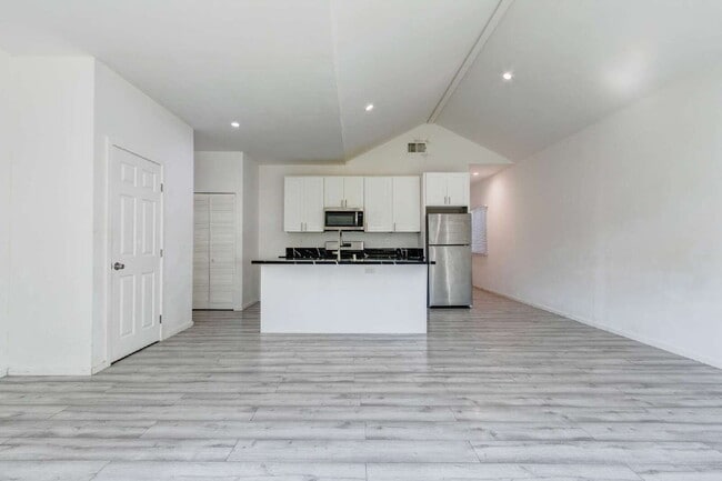 Building Photo - Private Yard Living with Modern Comfort in Costa Mesa