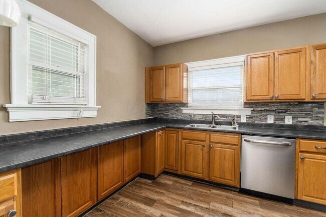 Building Photo - 2339 Summit St