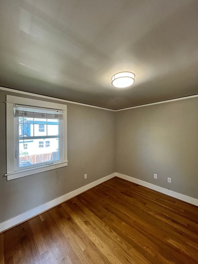 Building Photo - Gorgeous 2-Bedroom Townhome! Hardwood Floo...