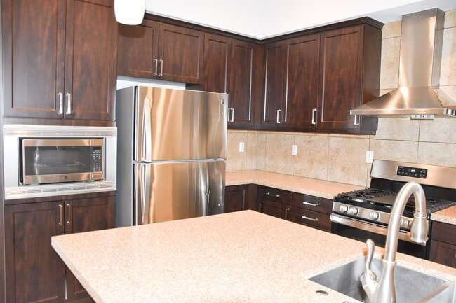 Building Photo - 507 W Maple Ave