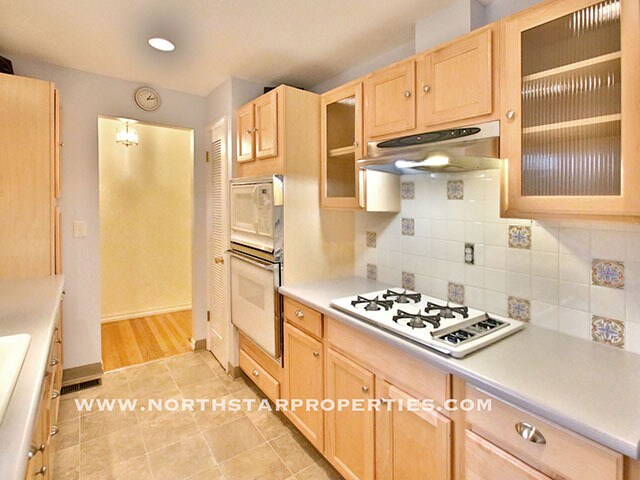 Building Photo - Great Lake Oswego Home Walking Distance to Everything