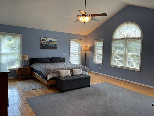Building Photo - A Perfect Blend of Comfort and Convenience