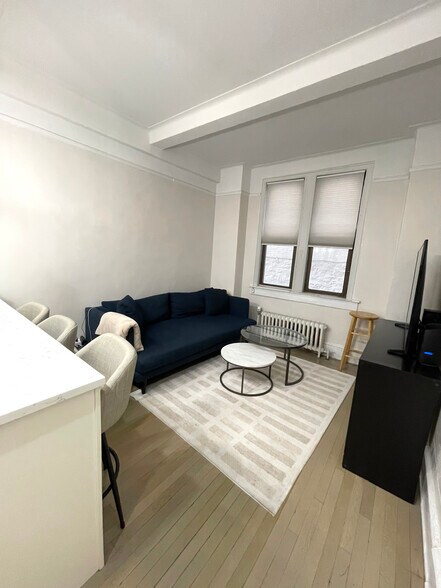 Building Photo - 50 W 106th St