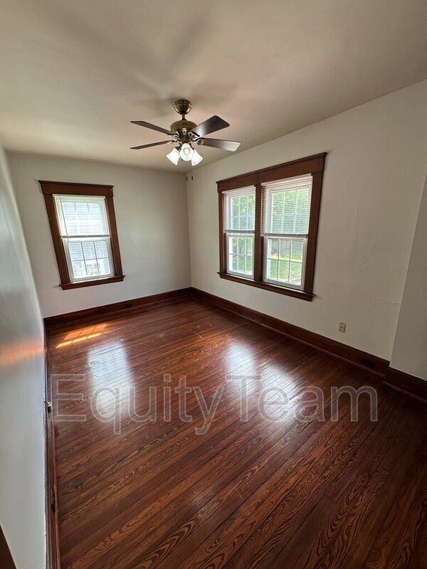 Building Photo - 3823 Drake Ave