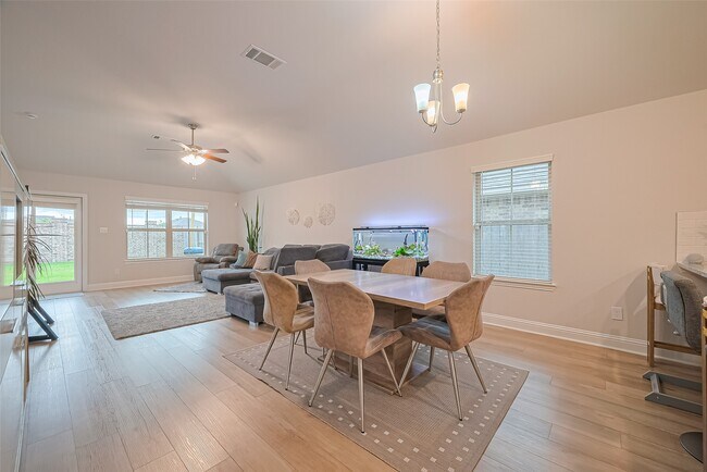 Building Photo - 2712 Golden Palms Ln