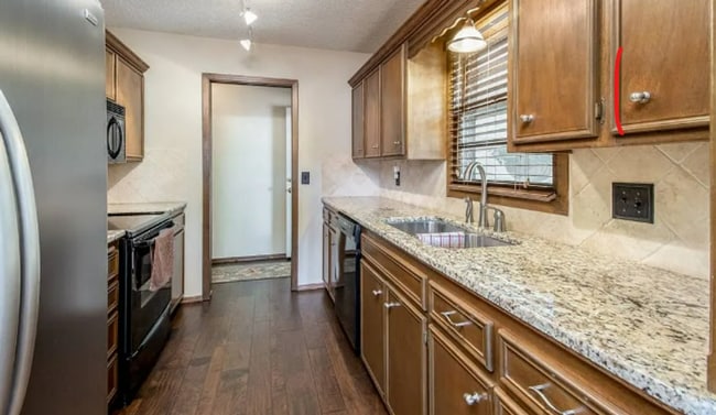 Building Photo - Spacious 4 Bed / 3 Bath Home in Southeast Wichita