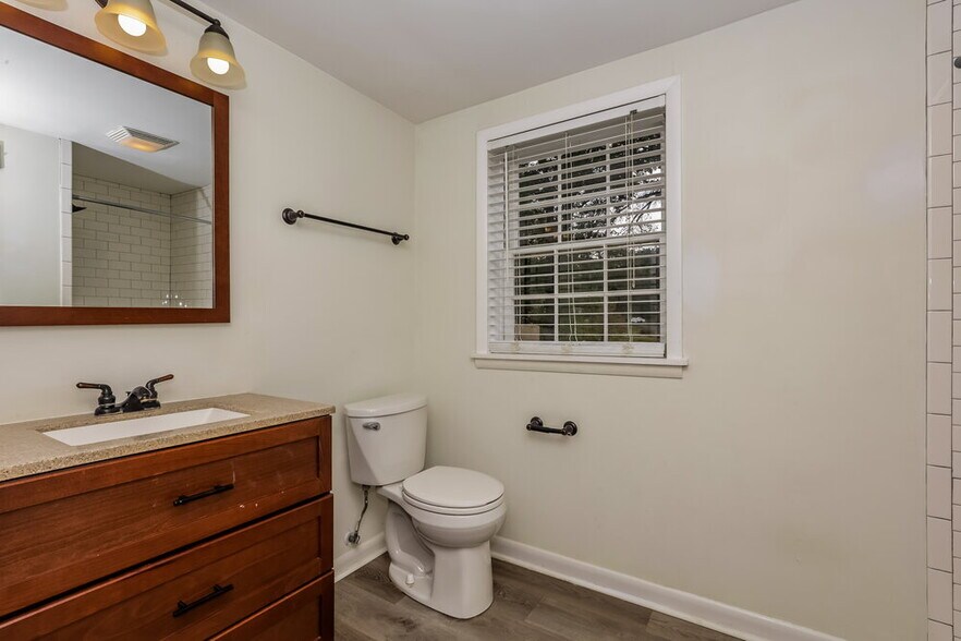 Building Photo - 121 Lakeside Park Dr