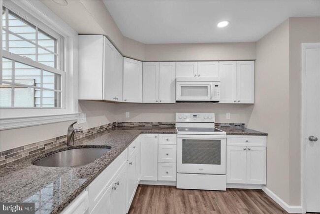 Building Photo - 38 Burgundy Dr