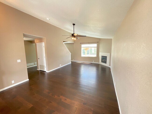Building Photo - 4 Bedroom Home Available Near N Powers Bl ...