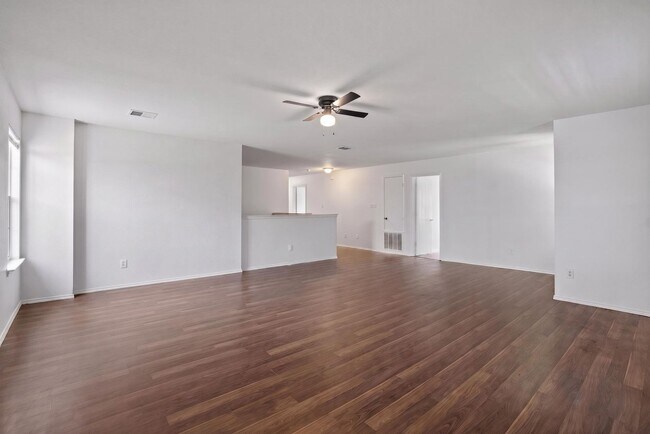 Building Photo - 5-bedroom, 3 bathrooms House for Rent
