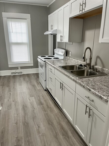 Building Photo - 406 N Lincoln St