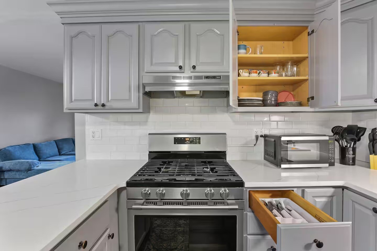 Kitchen with a stove, oven, refrigerator, freezer, dishwasher, toaster, blender, hot water kettle - 1002 Juniper Ln