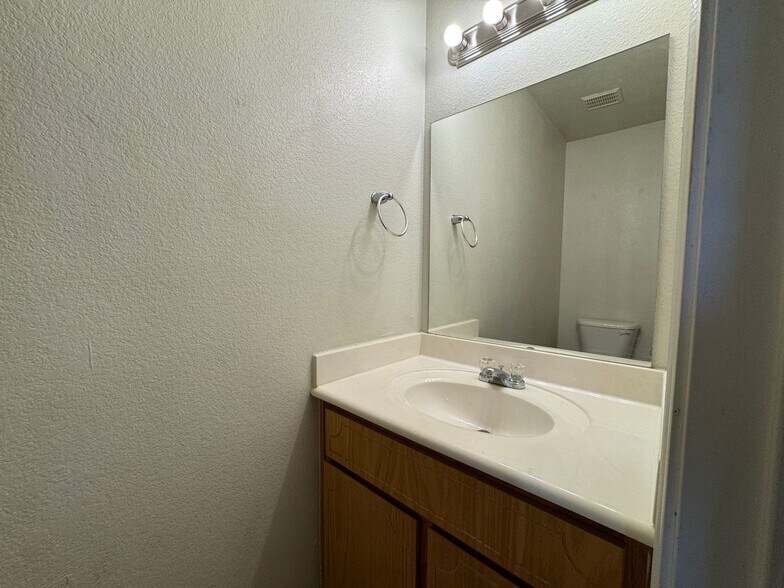 Building Photo - 400 Brittney Way