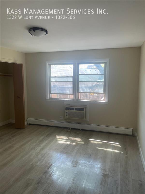 Building Photo - 1322 W Lunt Ave
