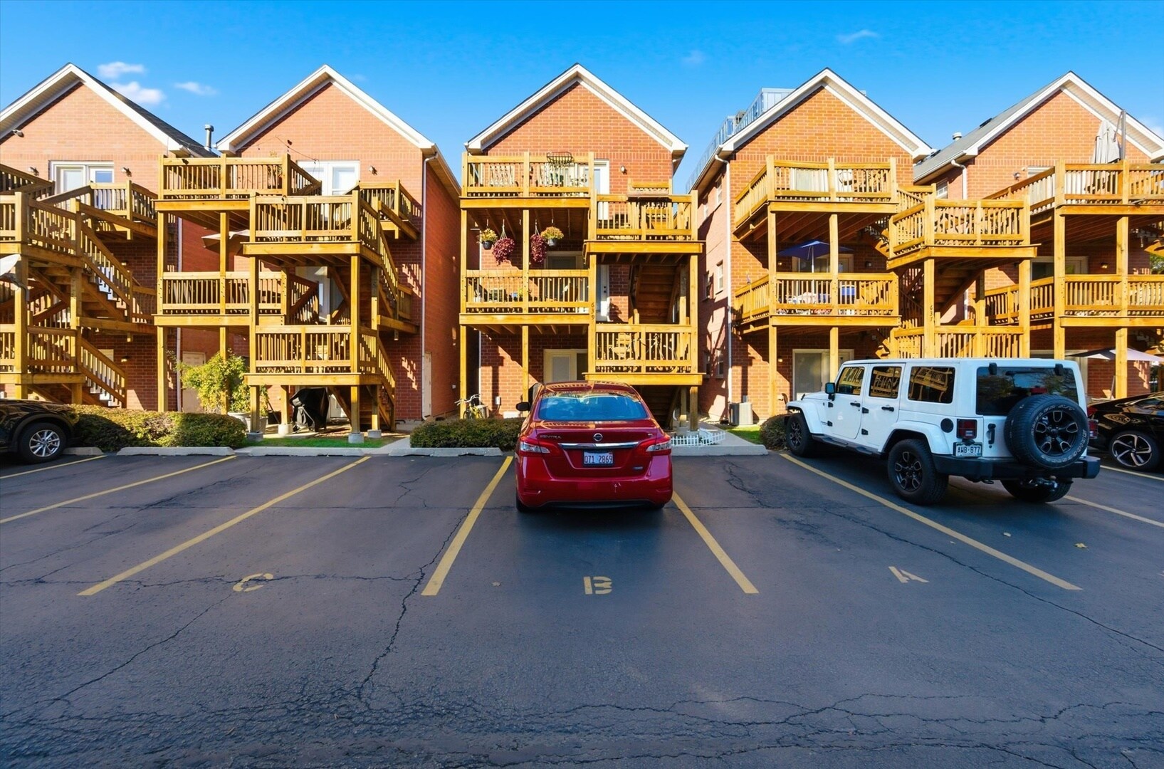 Building Photo - 639 W Elm St