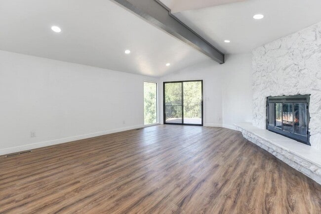 Building Photo - 23986 Oakmont Way