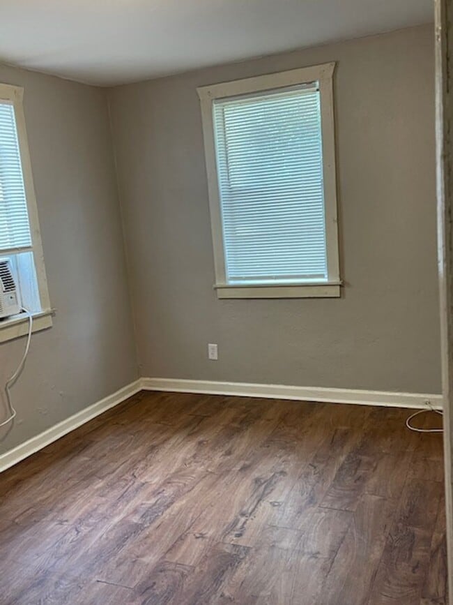 Building Photo - Updated Downstairs 2 Bedroom and 1 Bathroom Carriage House