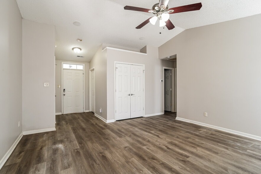 Building Photo - 1610 Royal Tree Ct