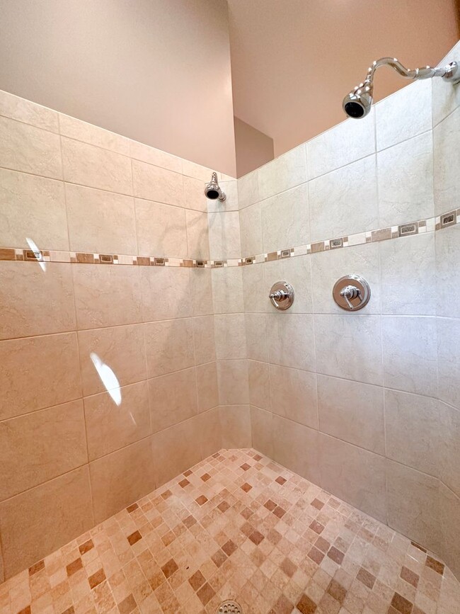 Building Photo - 3 Bedroom House: Walking Distance to Campu...