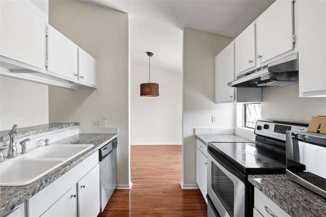 Building Photo - 2211 S Kirkwood Rd