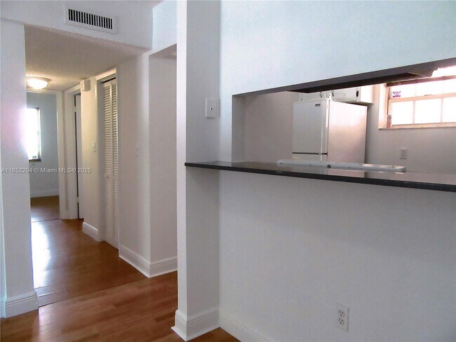 Building Photo - 29 Santillane Ave