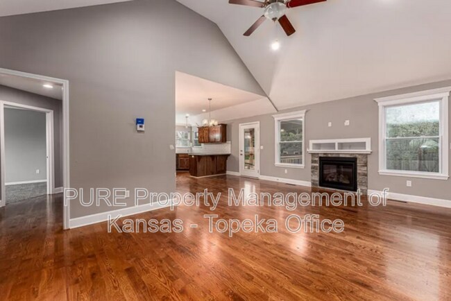 Building Photo - 4766 Lakecrest Dr