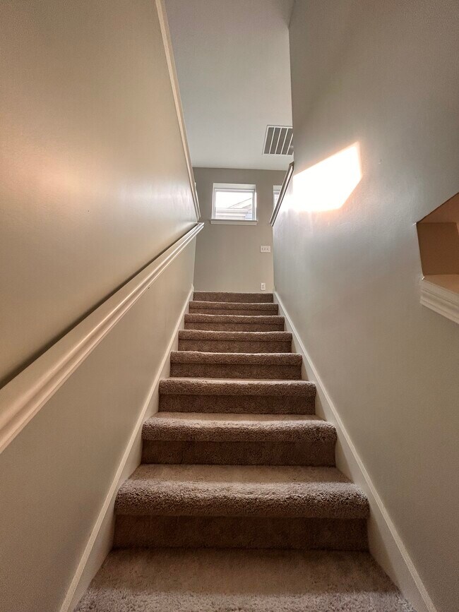 Building Photo - 1099 Valentine Ln