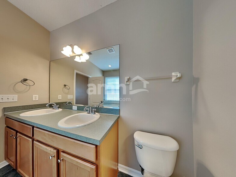 Building Photo - 30652 Palmerston Pl