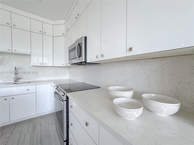 Building Photo - 4925 Collins Ave