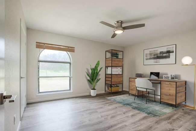 Building Photo - 2503 Versailles Dr