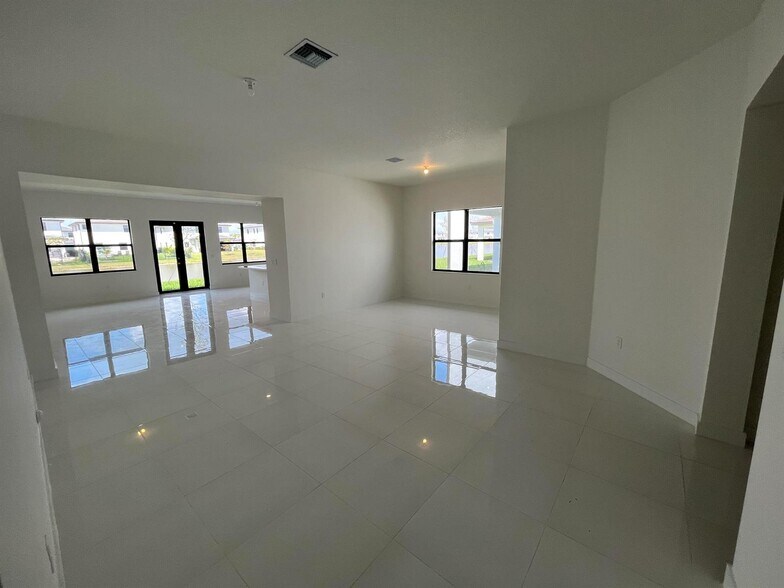 Building Photo - 4398 SW 173rd Ave