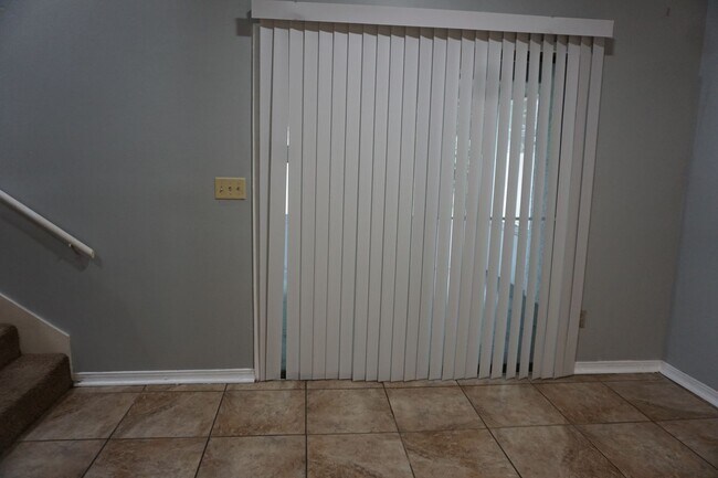 Building Photo - 2 Bed 2 Bath Townhouse