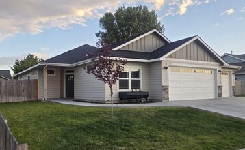 Building Photo - 1105 SW Camille Dr