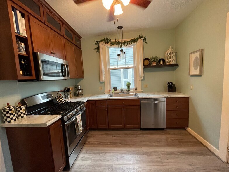 Kitchen with new appliances - 252 Brunswick St