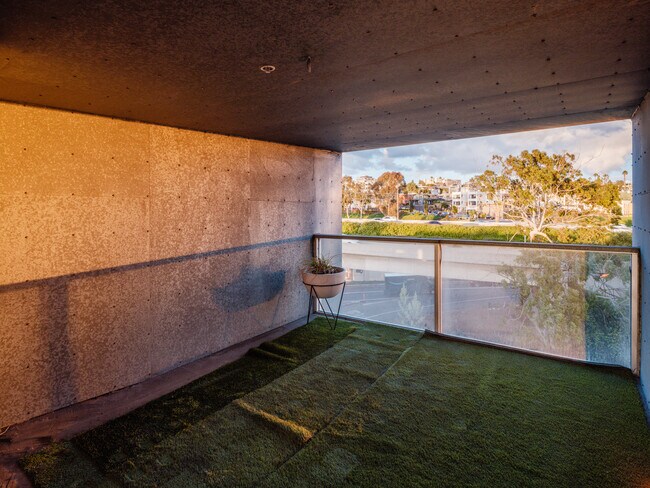 Building Photo - 1944 State St