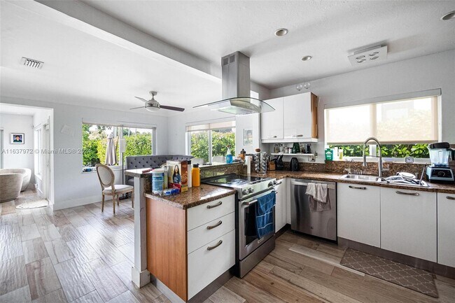 Building Photo - 1250 95th St