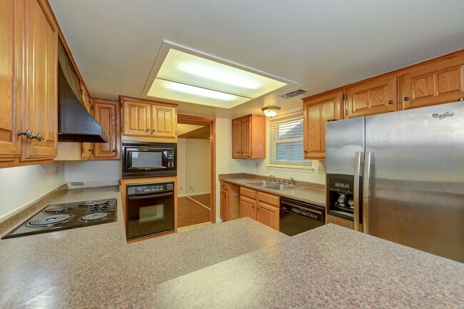 Building Photo - Charming Home with Vaulted Ceilings & Loft Near 281 & Bitters